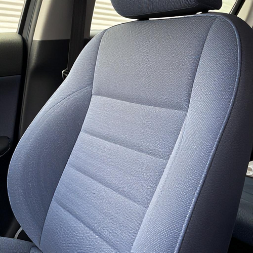 Dicas práticas para limpar estofados automotivos e renovar o interior do seu carro